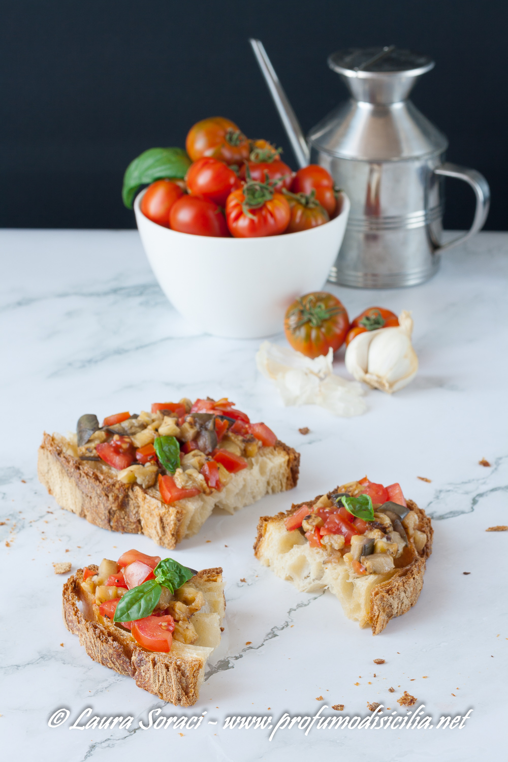 Bruschetta Con Melanzane Grigliate E Pomodori Costoluti Di Pachino