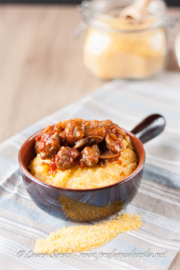 Polenta Con Funghi Porcini E Salsiccia Fuori è Inverno - Profumo Di Sicilia