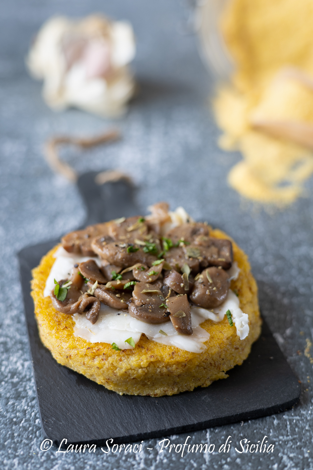 Medaglioni Di Polenta Con Lardo D'Arnad E Funghi - Profumo Di Sicilia