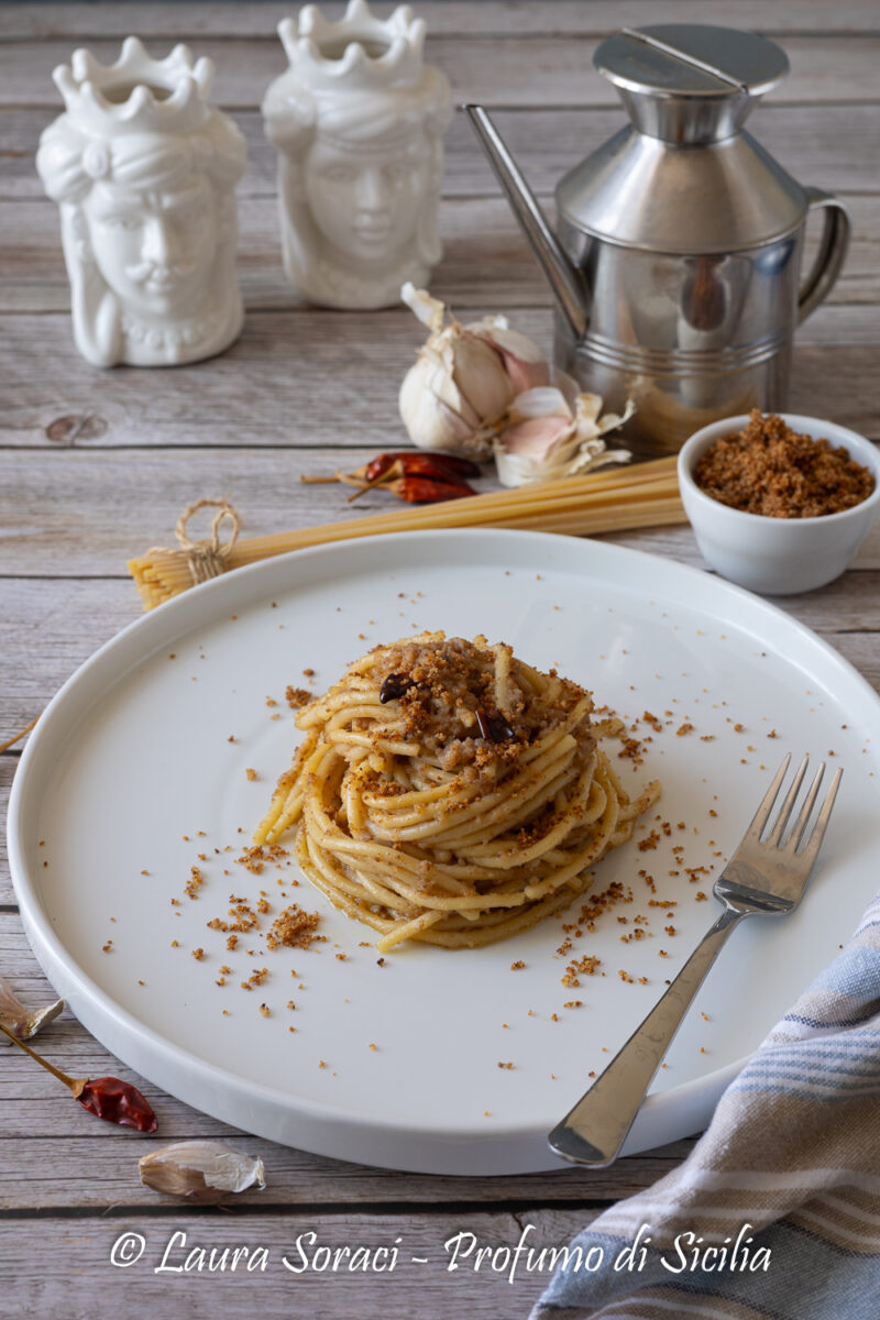 Gli Spaghetti ca' muddica un primo piatto siciliano dal sapore esplosivo