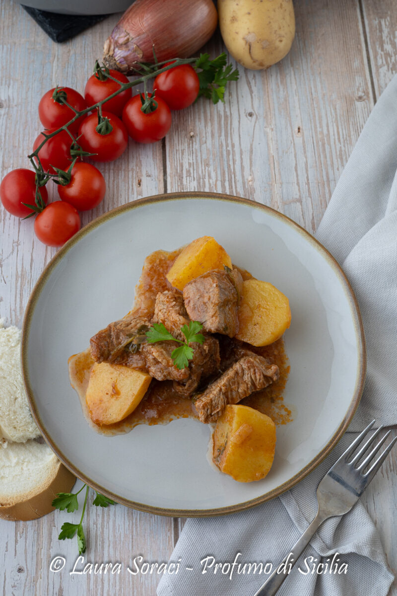 Un piatto povero ma buonissimo lo spezzatino siciliano